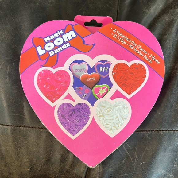 Magic Loom Bandz made for Valentines Day w charms in charming heart box. NIB - Picture 2 of 7